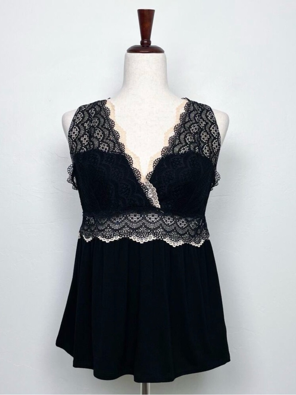 Tahari Black Stretchy Lace V-Neck Sleeveless Sleepwear Camisole Tank Top NWT